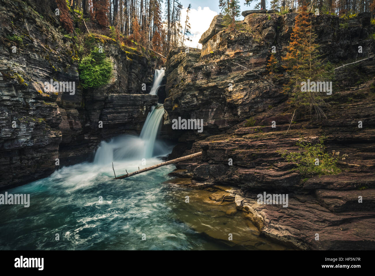 Wasserfällen fließt in einen Fluss. Stockfoto