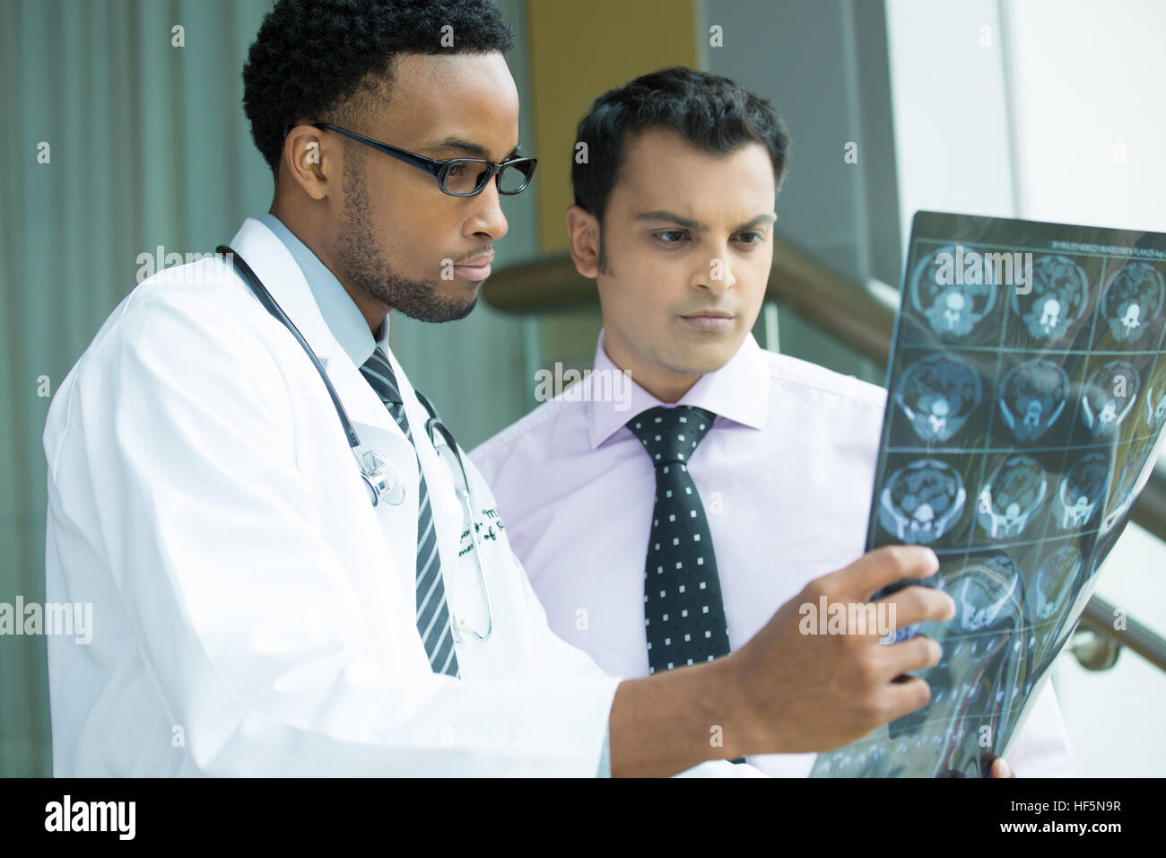Closeup Portrait des geistigen medizinisches Fachpersonal mit weißen Laborkittel, Blick auf Ganzkörper Röntgen Röntgenbild, Ct-Scan, mri, isoliert ho Stockfoto