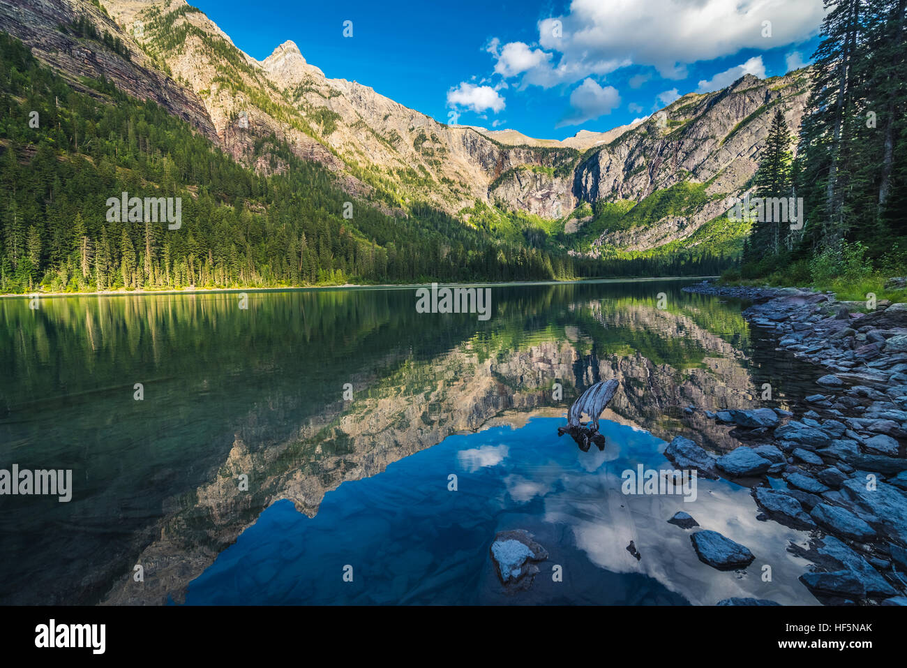 Lawine See, Berge und Himmel. Stockfoto