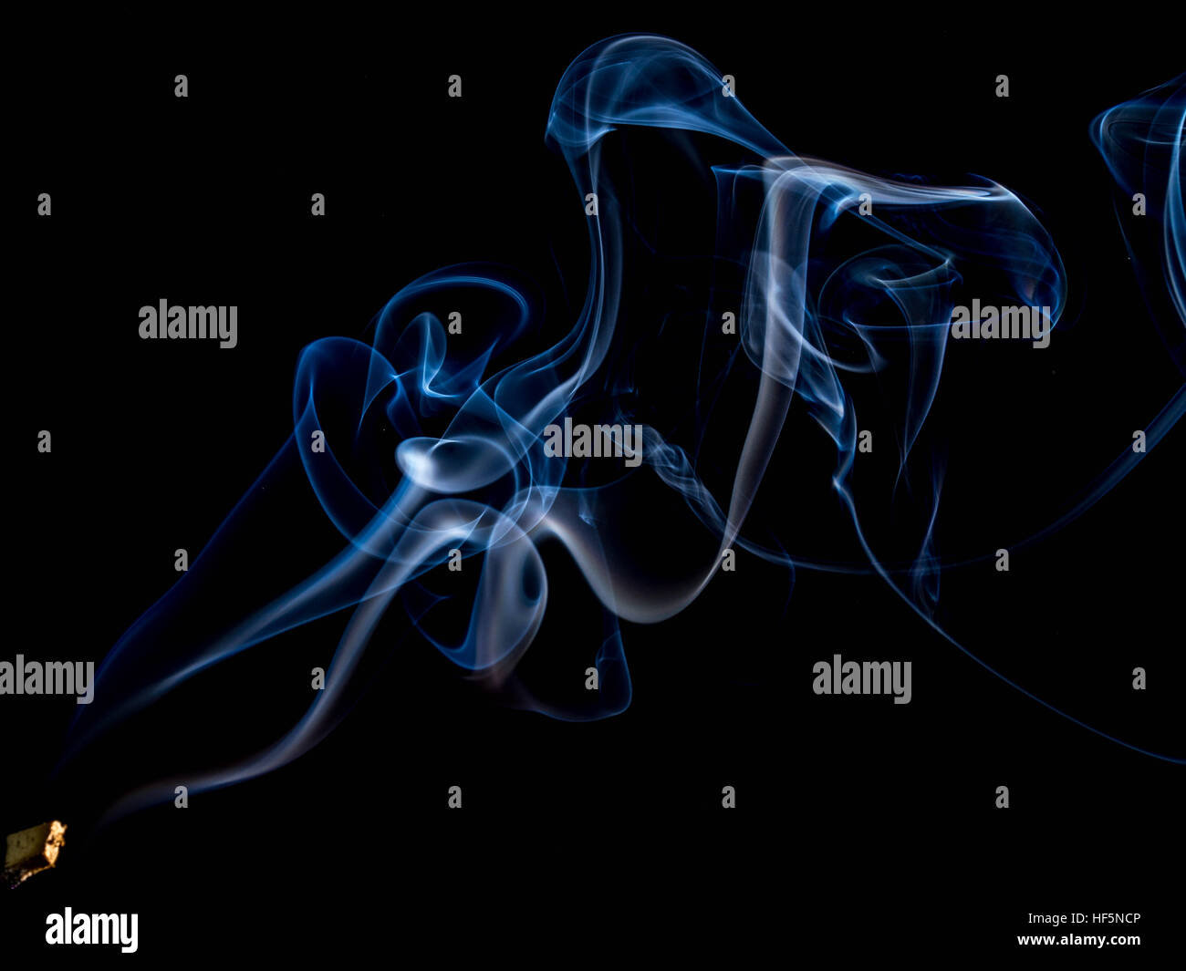 Rauchen auf schwarzem Hintergrund Stockfoto