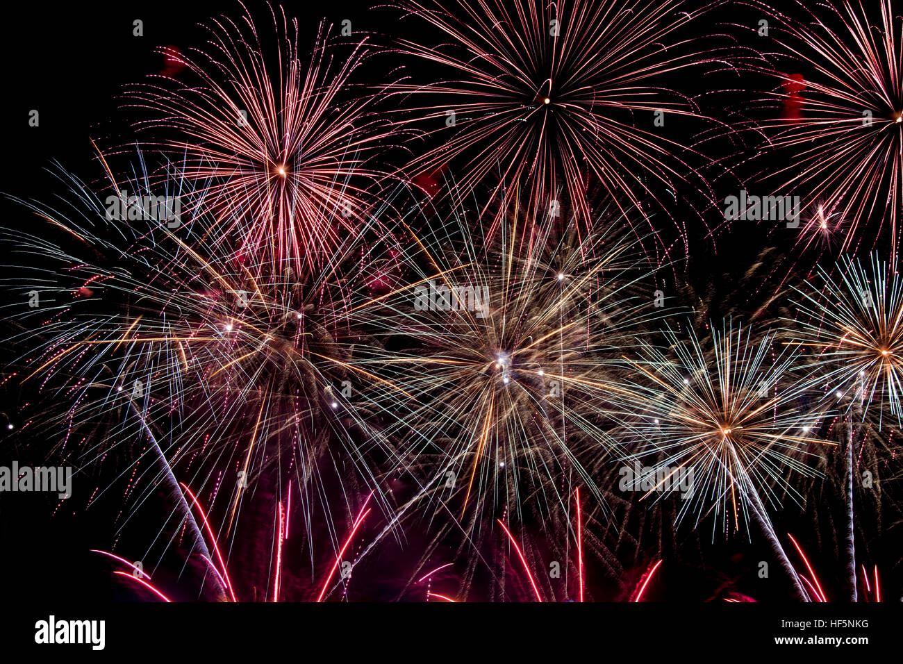 Bunte Feuerwerksexplosion Farbe Helligkeit VAE Dubai dfc Worl Guinness Weltrekord-Halter Stockfoto