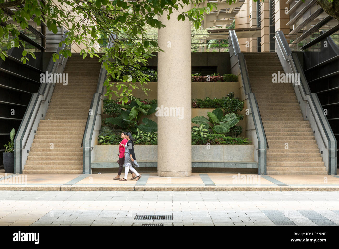 Büroangestellte Fuß entlang einer Straße in Putrajaya, Malaysia Stockfoto