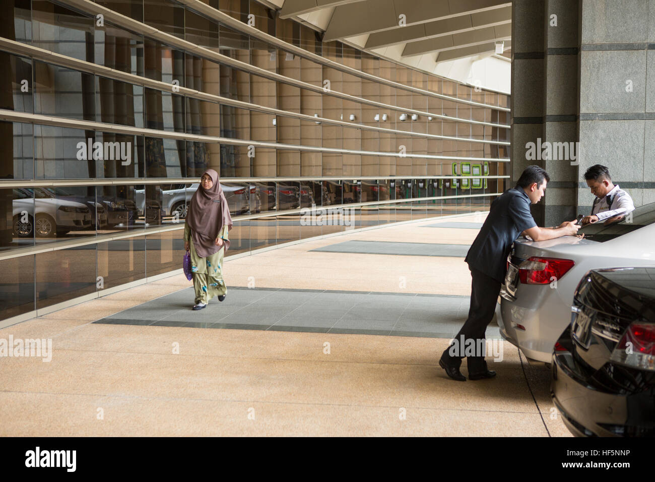 Chauffeure machen Sie eine Pause vor dem Finanzministerium in Putrajaya, Malaysia Stockfoto
