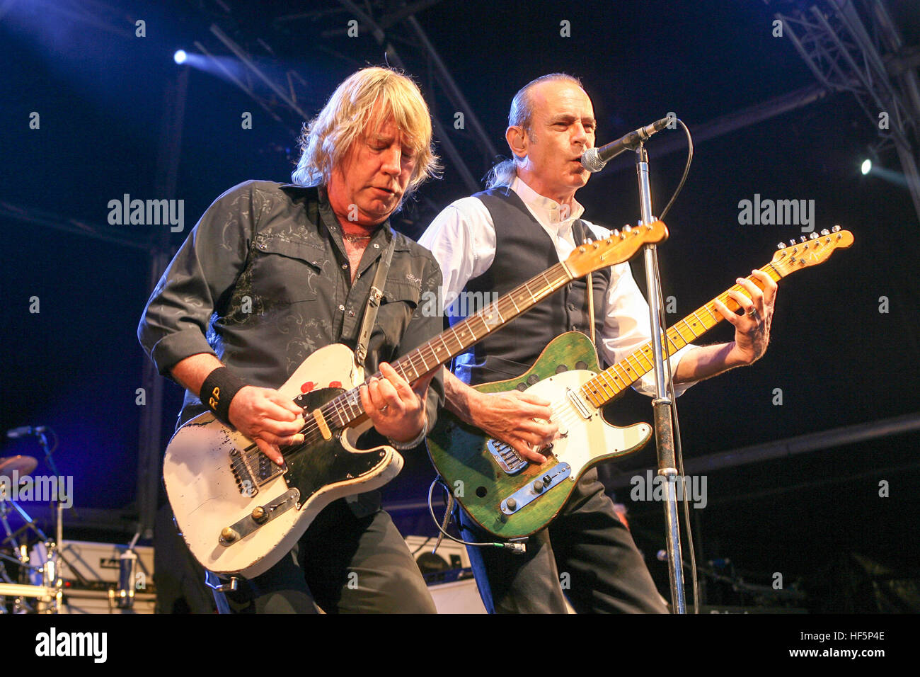 Status Quo Gitarrist Rick Parfitt und Francis Rossi (rechts) im Konzert in Thetford, Norfolk, im Jahr 2008. Stockfoto