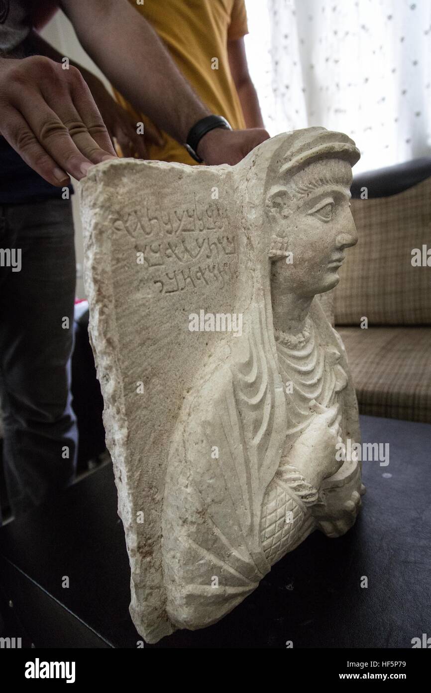 Türkei - Reyhanli - Smugglers Stadt - 21.09.2015 - Türkei / Hatay / Reyhanli - ein Schmuggler der syrischen Kunst zeigt eine Stelle, die von Palmyra kommen würde. Erster Preis bei $ 15.000 nicht verhandelt. Reyhanli, eine Kleinstadt an der syrischen Grenze, ist bekannt für Zuhause, eine Reihe von Mafia, der Handel alles, was aus Syrien kommt.    -Chris Huby / Le Pictorium Stockfoto