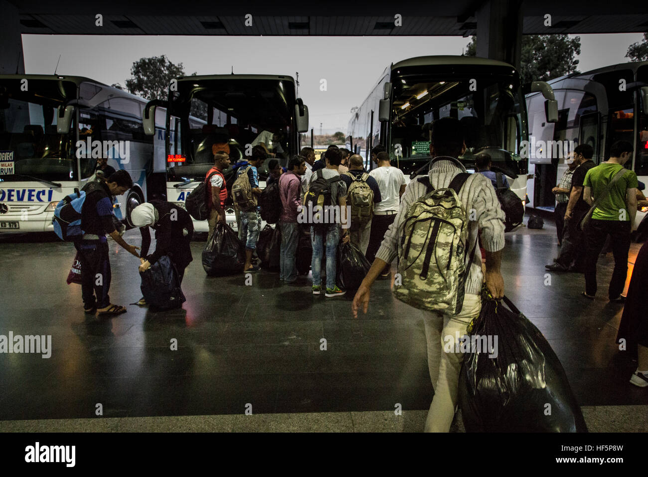 Flüchtling Schmuggler - 16.09.2015 - Türkei / Türkei / Izmir - Izmir. Syrische Flüchtlinge nehmen Sie den Bus, die sie auf ihrem Boot.    -Chris Huby / Le Pictorium Stockfoto