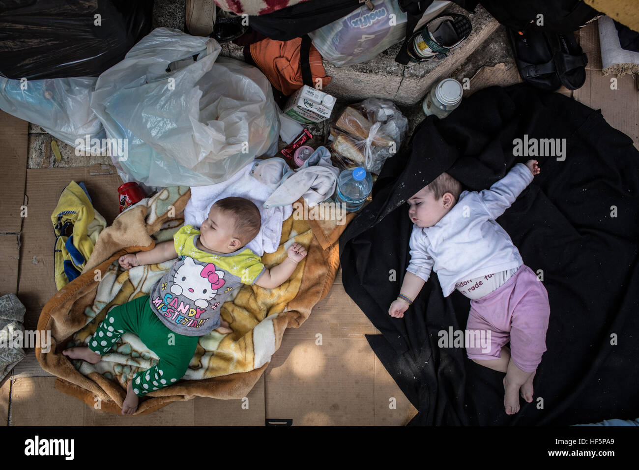 Flüchtling Schmuggler - 16.09.2015 - Türkei / Türkei / Izmir - Babys der syrischen Flüchtlinge schlafen auf dem Boden in der großen Moschee von Izmir - Chris Huby / Le Pictorium Stockfoto