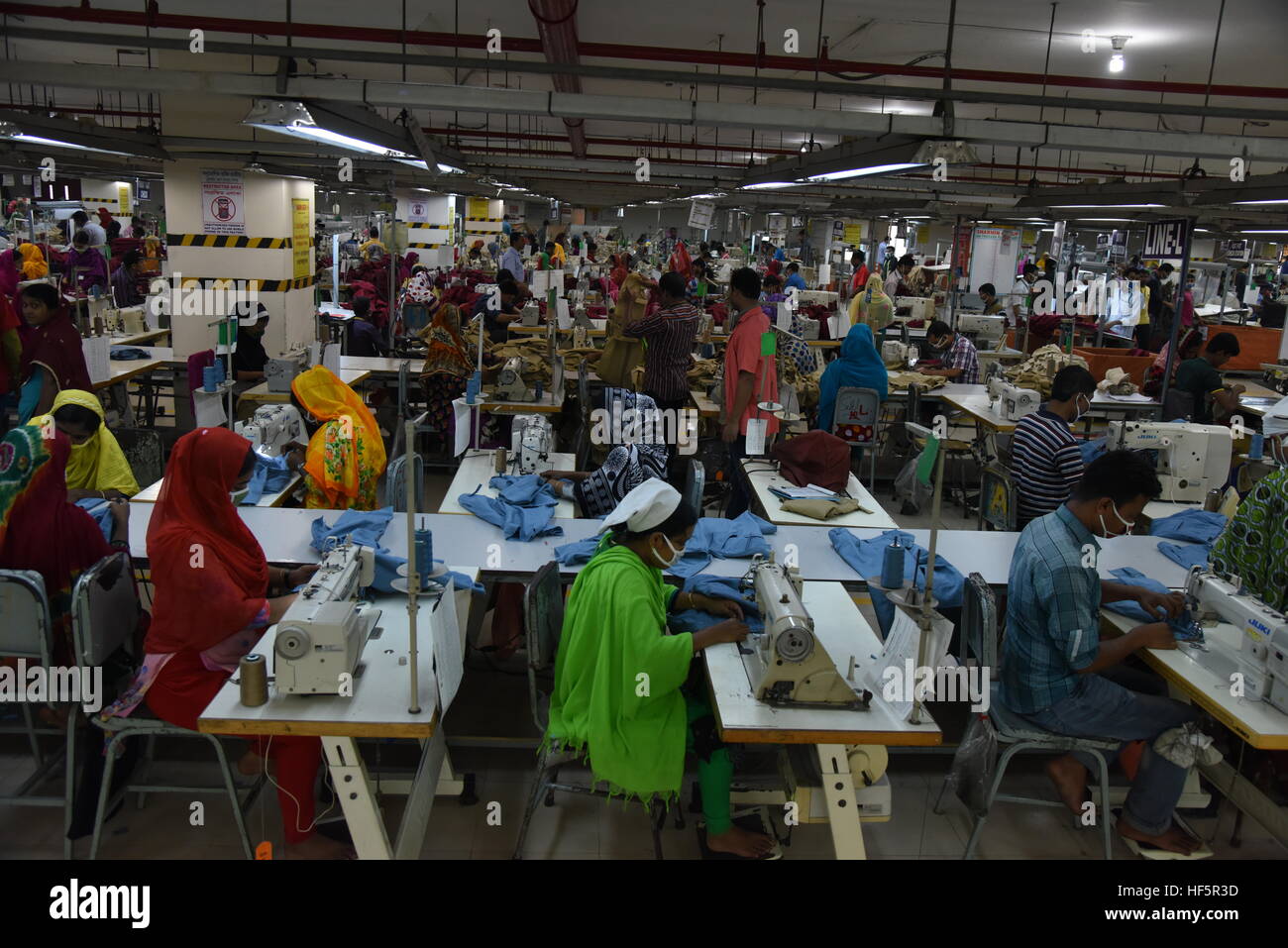 Bangladesh Arbeit arbeiten in einem bereit gemacht (RMG) Textilfabrik in Ashulia in der Nähe von ...