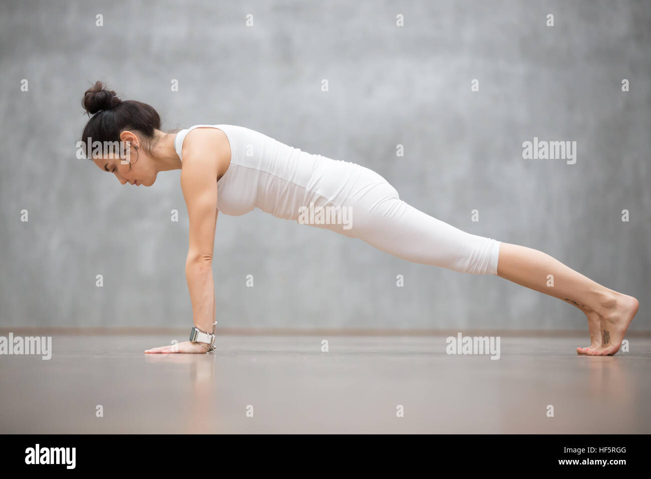 Schöne Yoga: Plank-Pose Stockfoto