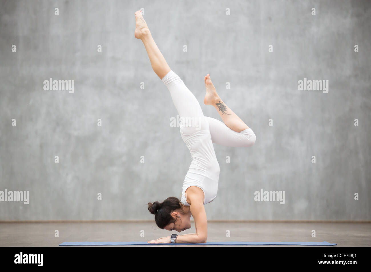 Schöne Yoga: Gefiederter Pfau darstellen Stockfoto