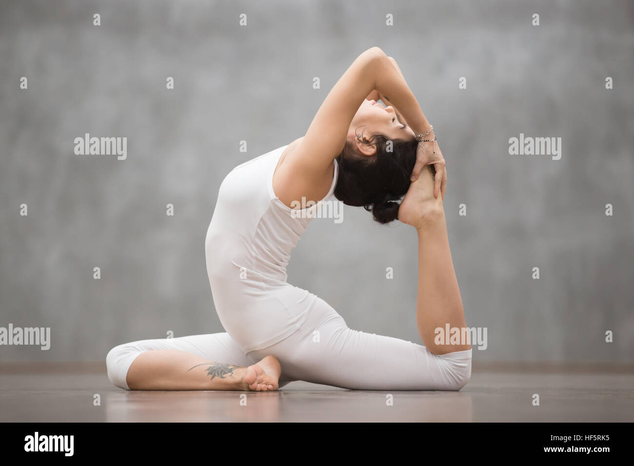Schöne Yoga: Einer vierbeinigen King Pigeon pose Stockfoto