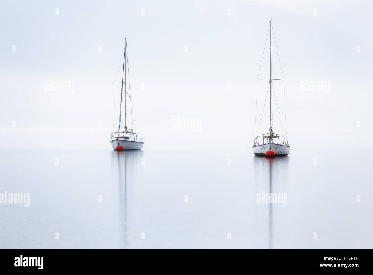 Reihe von Booten an einem nebligen Tag Stockfoto