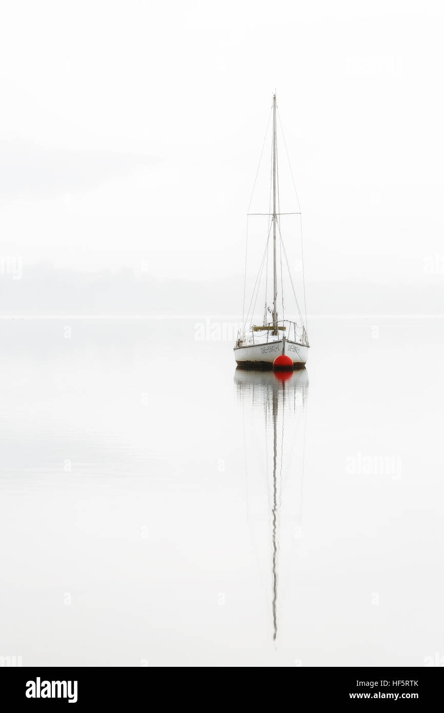 Einzigen Boot an einem nebligen Tag Stockfoto