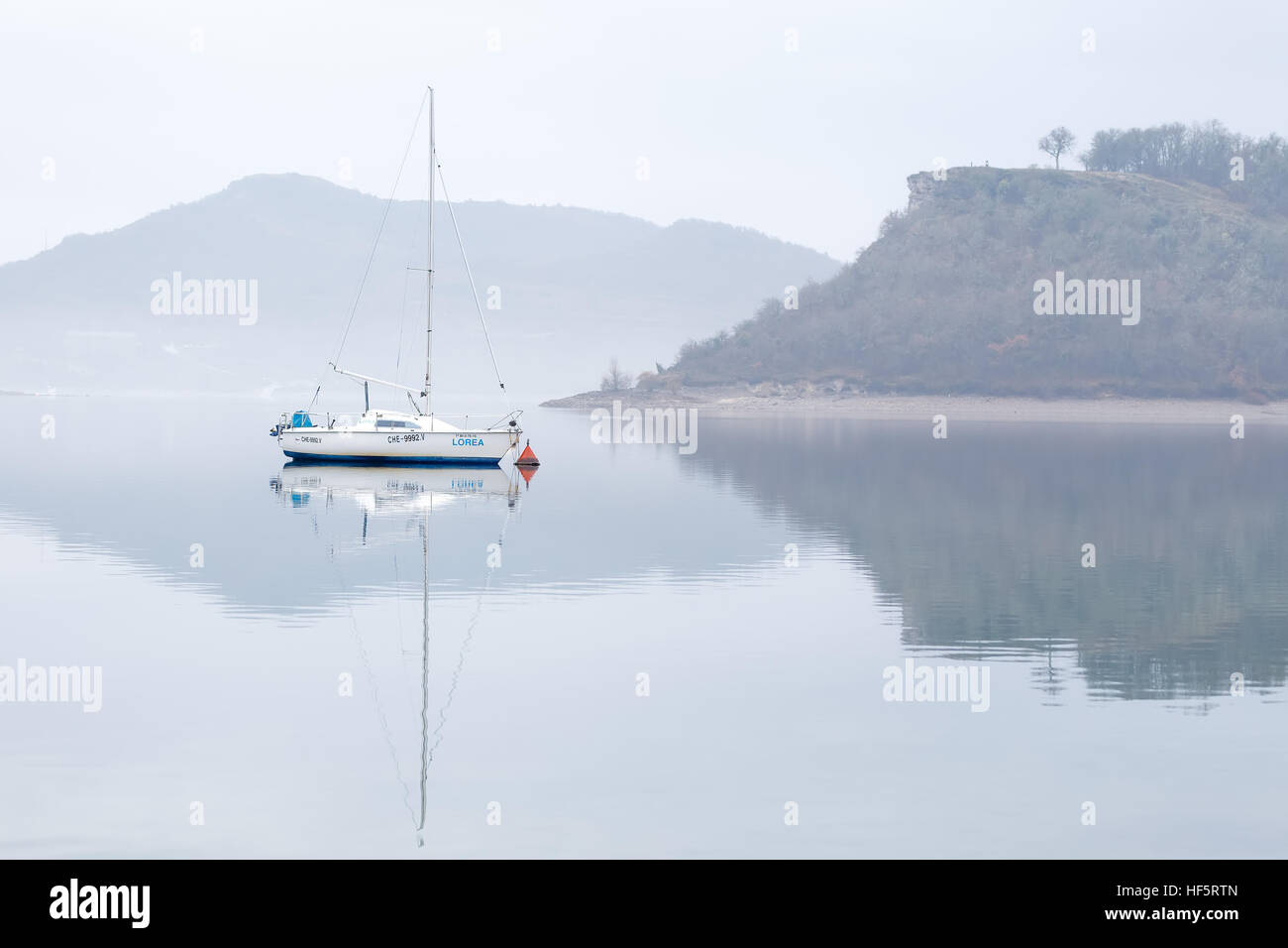 Einzigen Boot an einem nebligen Tag Stockfoto