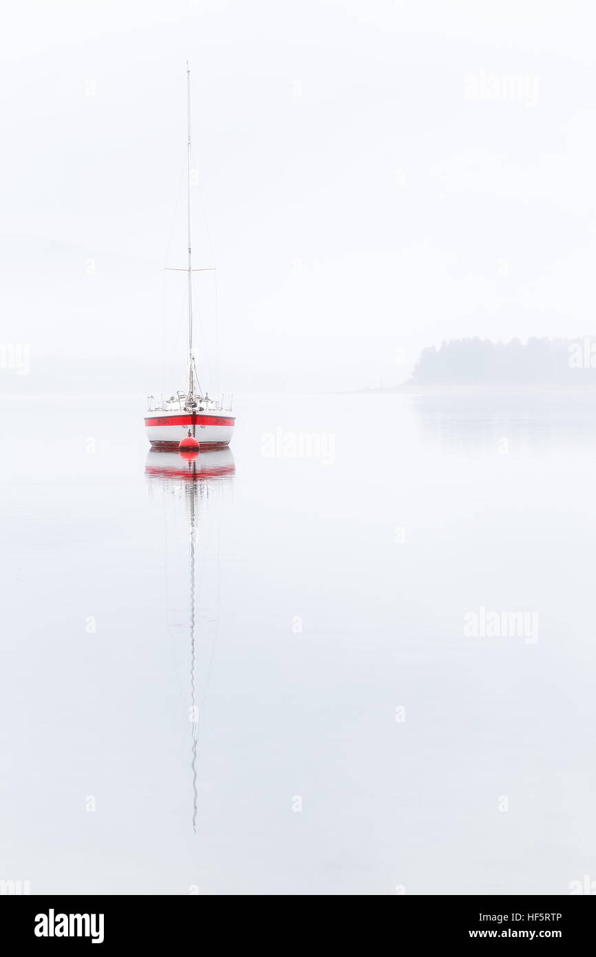 Einzigen Boot an einem nebligen Tag Stockfoto