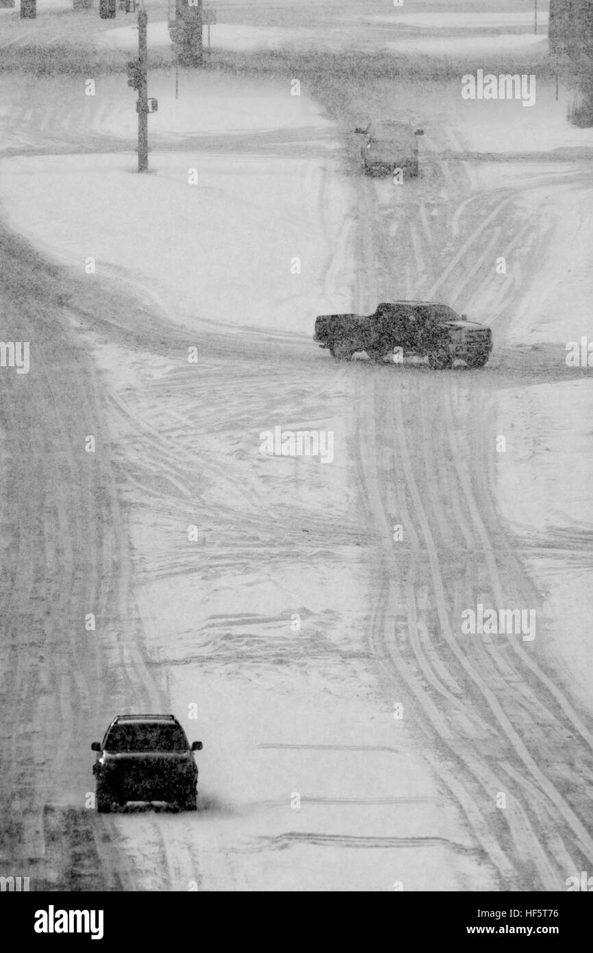 Fahren auf Schnee und verschneiten Straßen im Winter Ampel blizzard Stockfoto