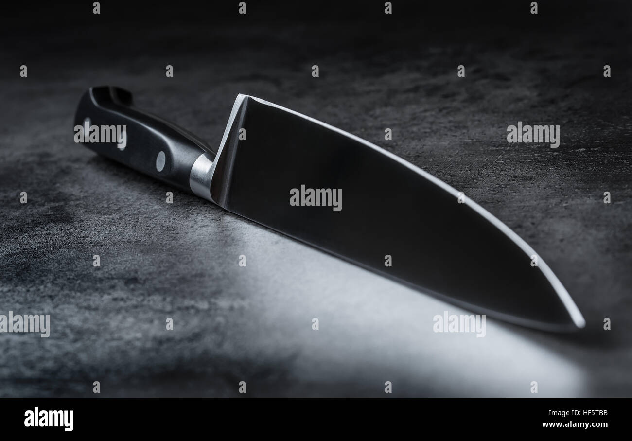 Messer. Küchenmesser, liegend auf einem modernen Betonschneiden-Board. Stockfoto