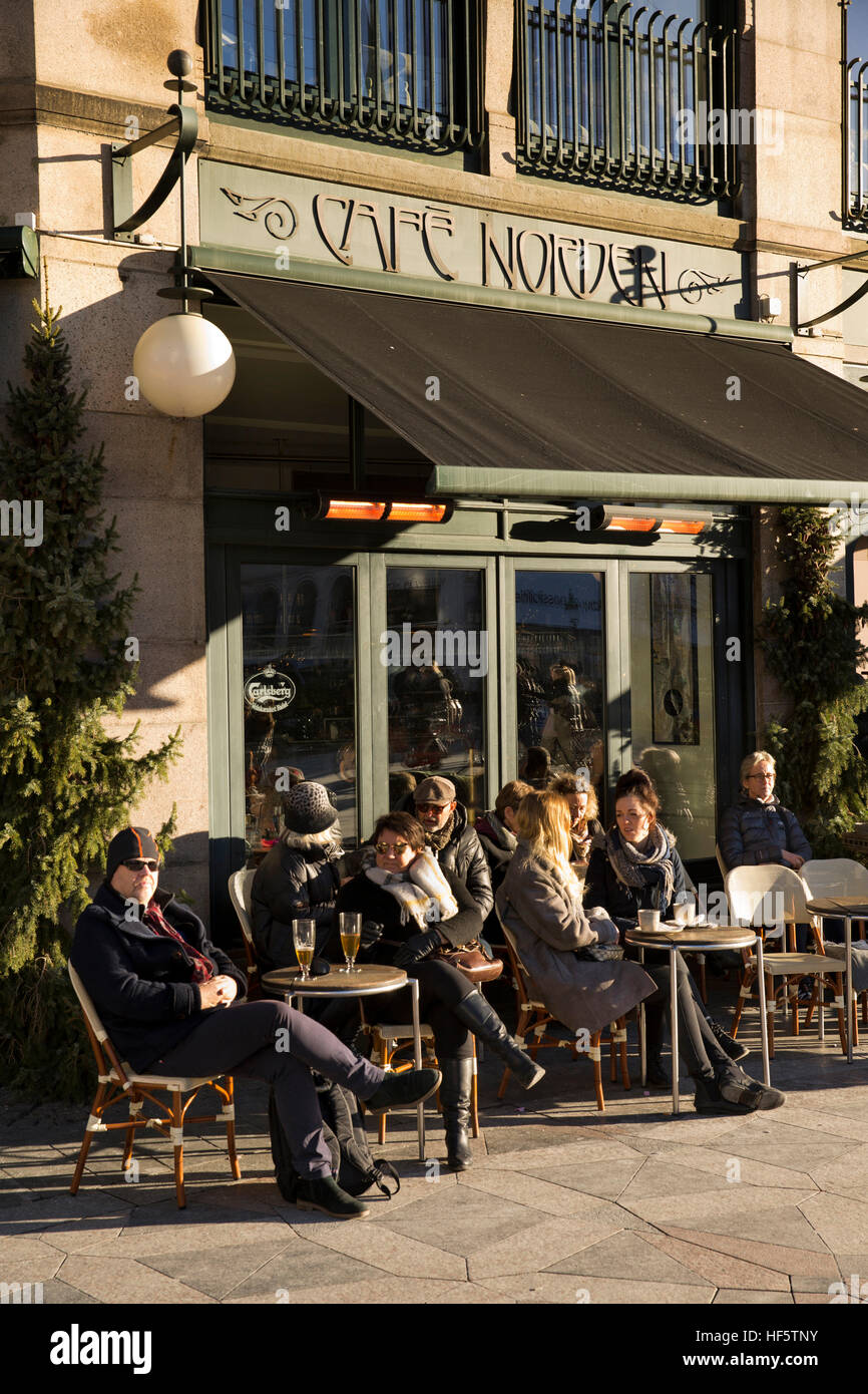 Dänemark, Kopenhagen, Østergarde, Café Norden Besucher draußen sitzen an Tischen in der Wintersonne Stockfoto