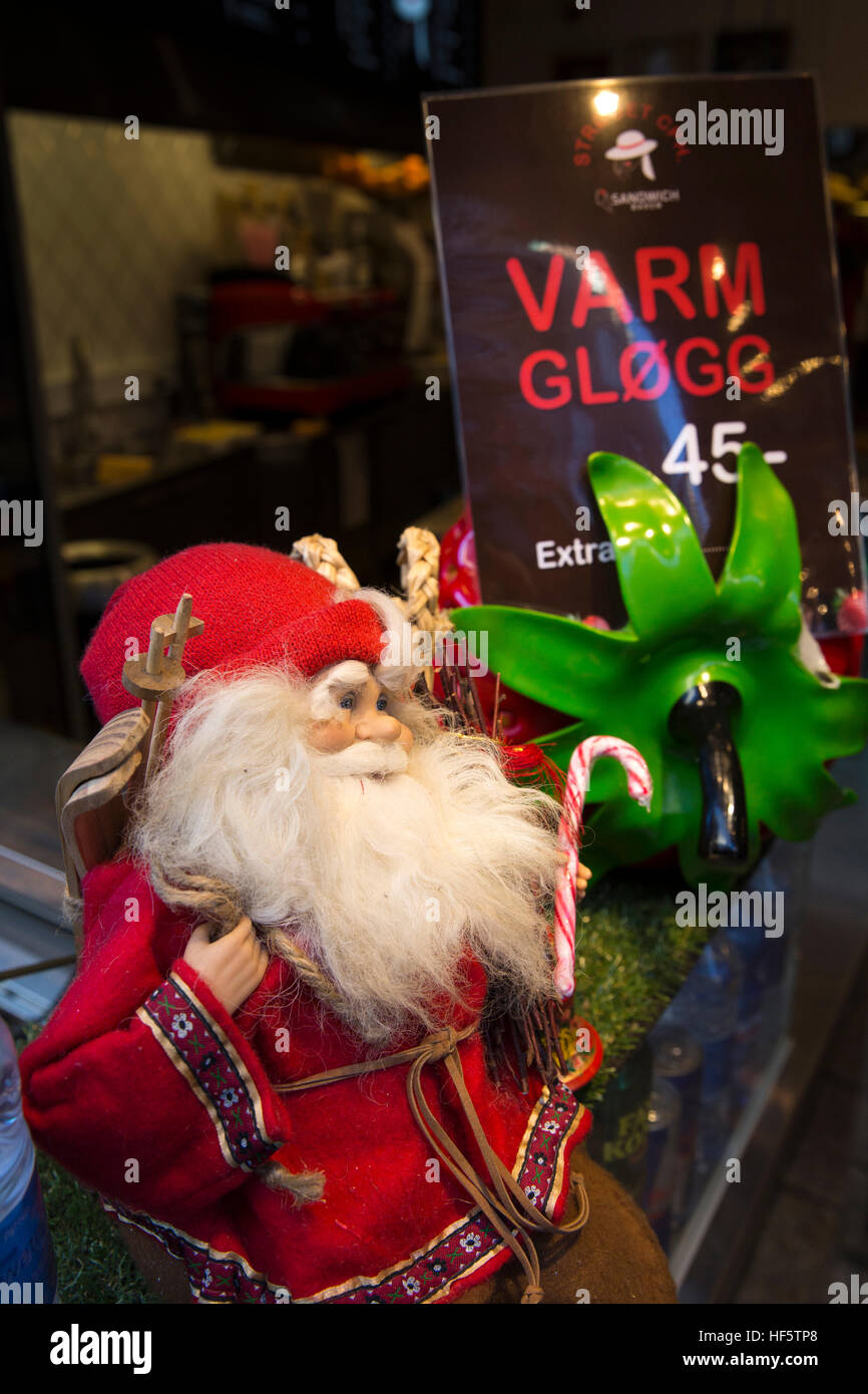 Dänemark, Kopenhagen, Strøget, Weihnachtsmann Dekoration und warmen Glühwein Werbung im Schaufenster Stockfoto