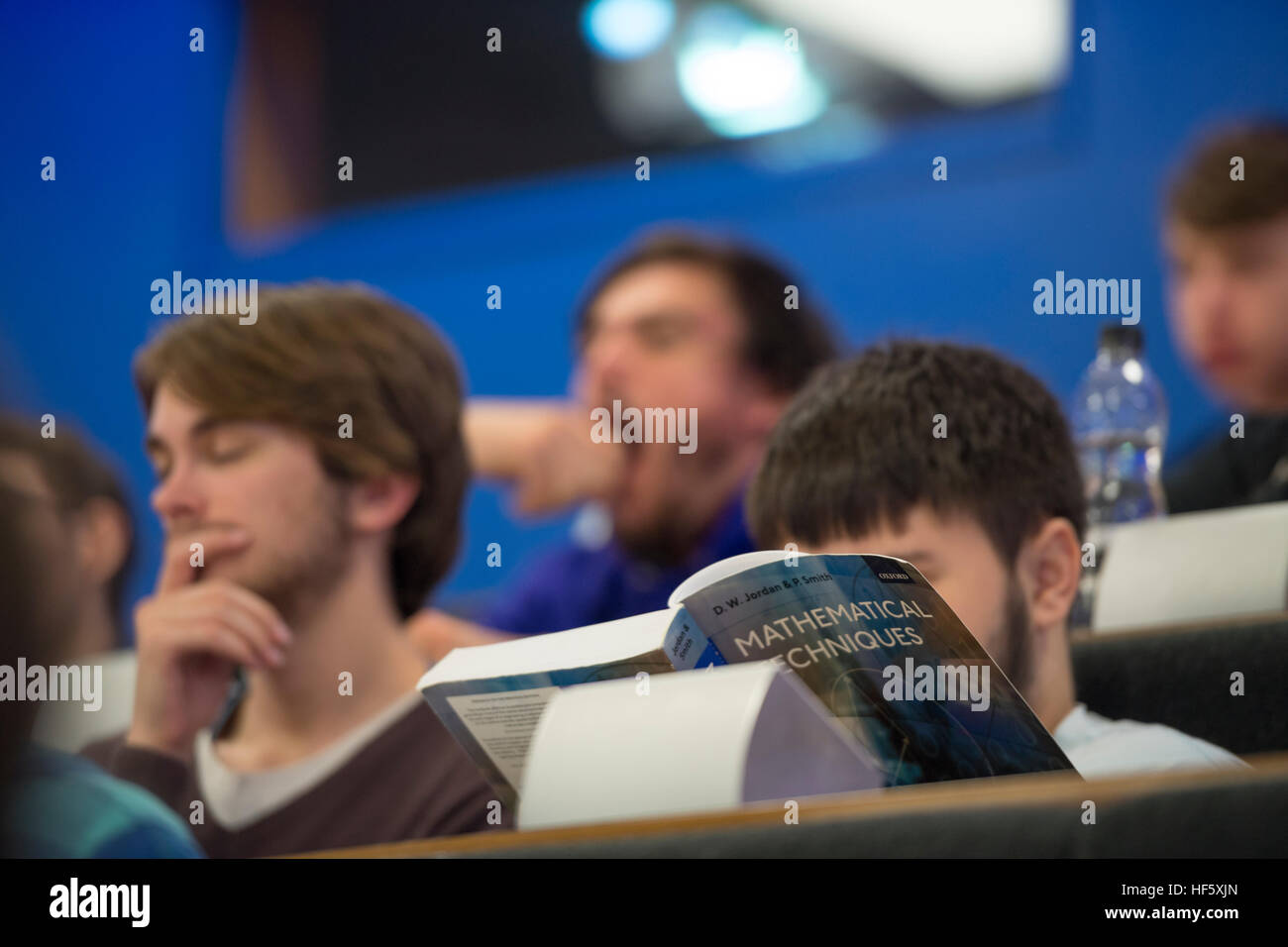Hochschulen im Vereinigten Königreich: Aberystwyth University Student liest ein Mathematik-Lehrbuch in einem Vortrag auf dem Campus Stockfoto