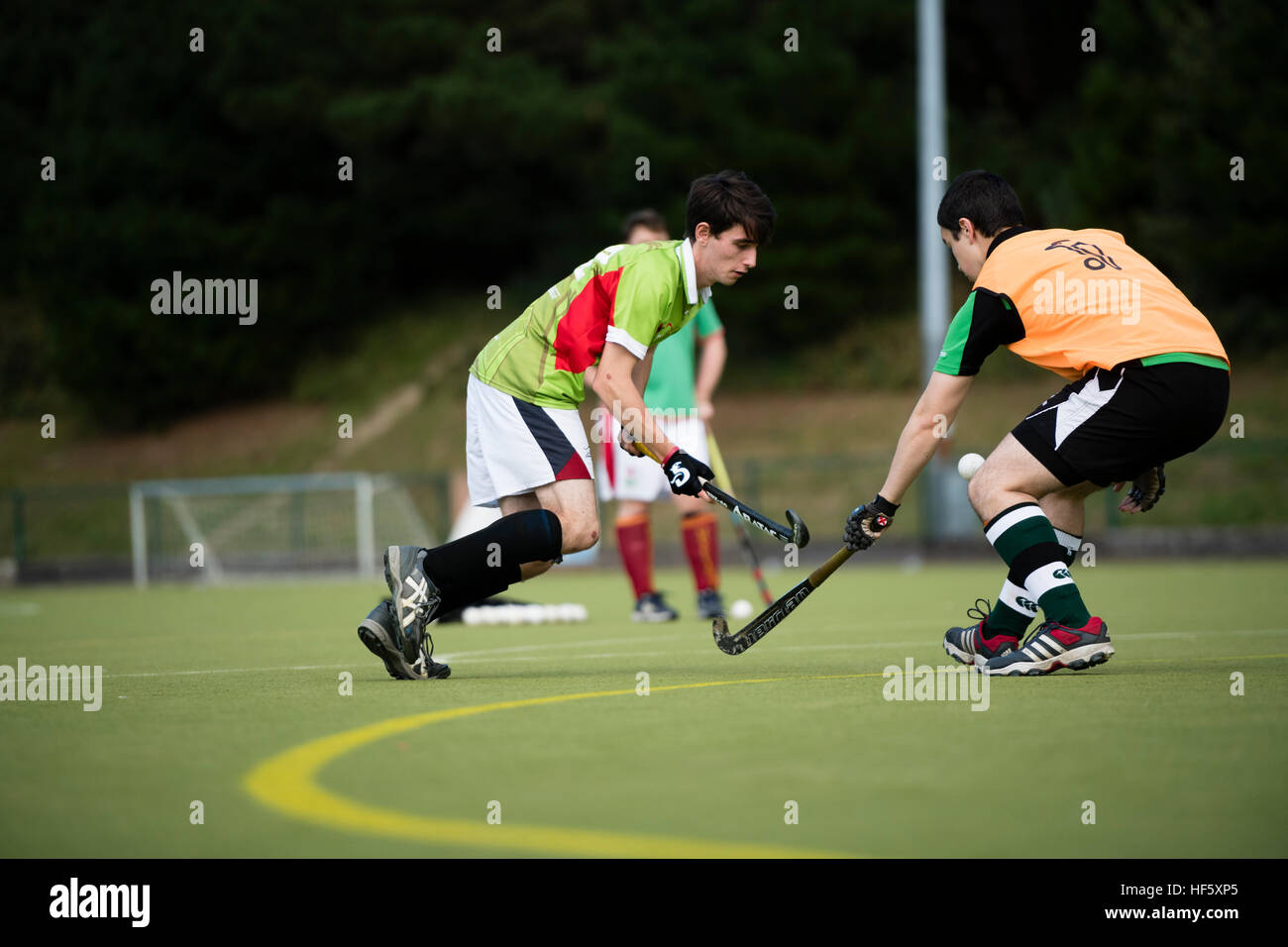 Hochschulen im Vereinigten Königreich: Aberystwyth University Studenten spielen fangen Sie Hockey Sport auf dem Campus Stockfoto