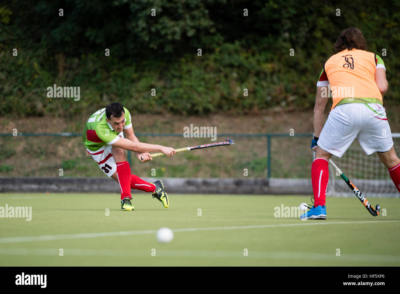 Hochschulen im Vereinigten Königreich: Aberystwyth University Studenten spielen fangen Sie Hockey Sport auf dem Campus Stockfoto