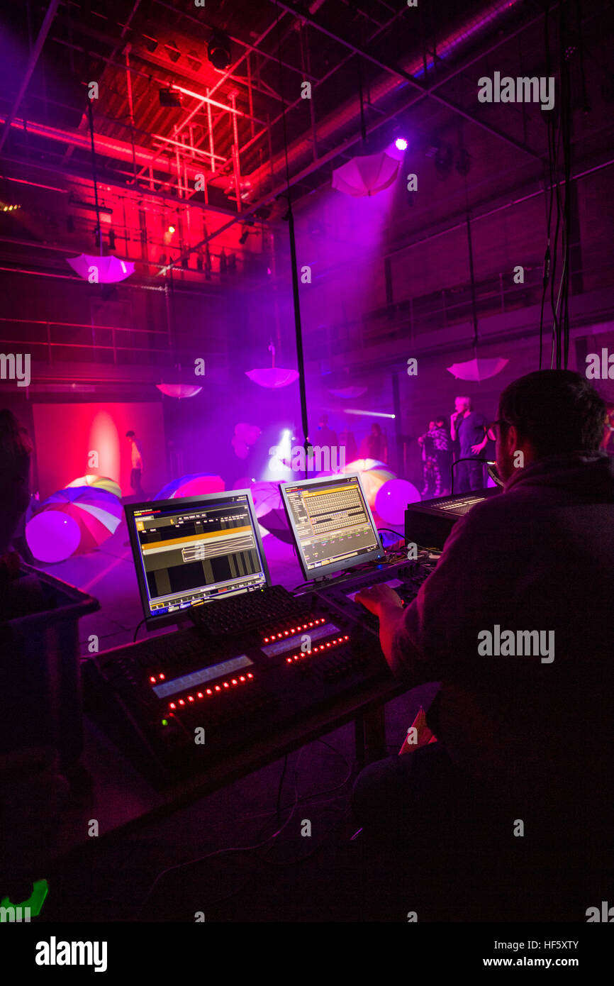 Hochschulen im Vereinigten Königreich: Aberystwyth University Theater und Fernsehen studies Studenten, die Teilnahme an einer Bühne Licht und Szenografie Workshop-Sitzung in einem Theater auf dem Campus Stockfoto