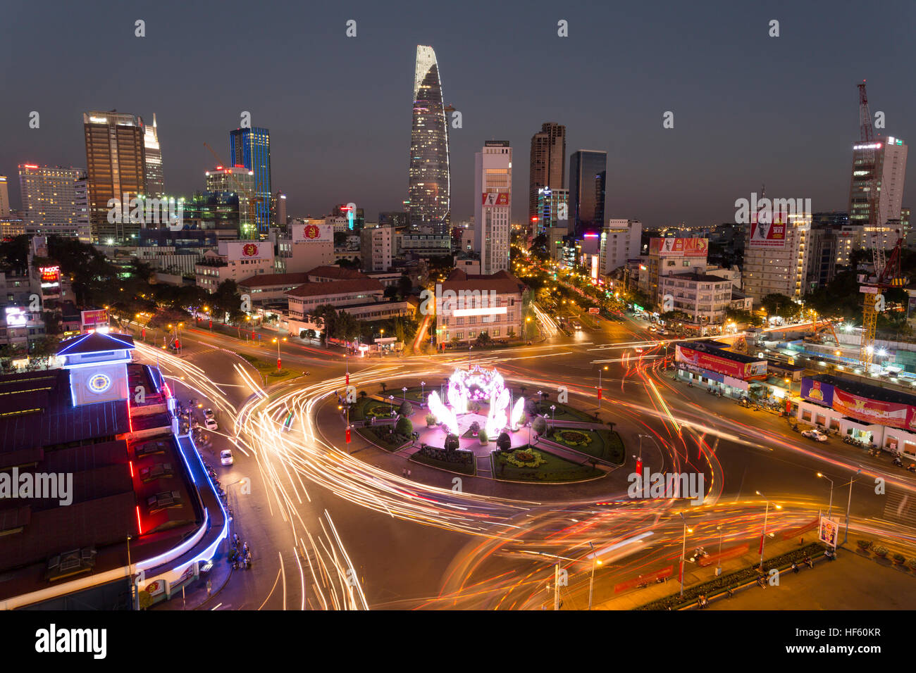 Dämmerung der Dämmerung Skyline Stadtbild Blick auf Bezirk 1 und Bitexco Financial Tower in Ho-Chi-Minh-Stadt, Vietnam. Stockfoto