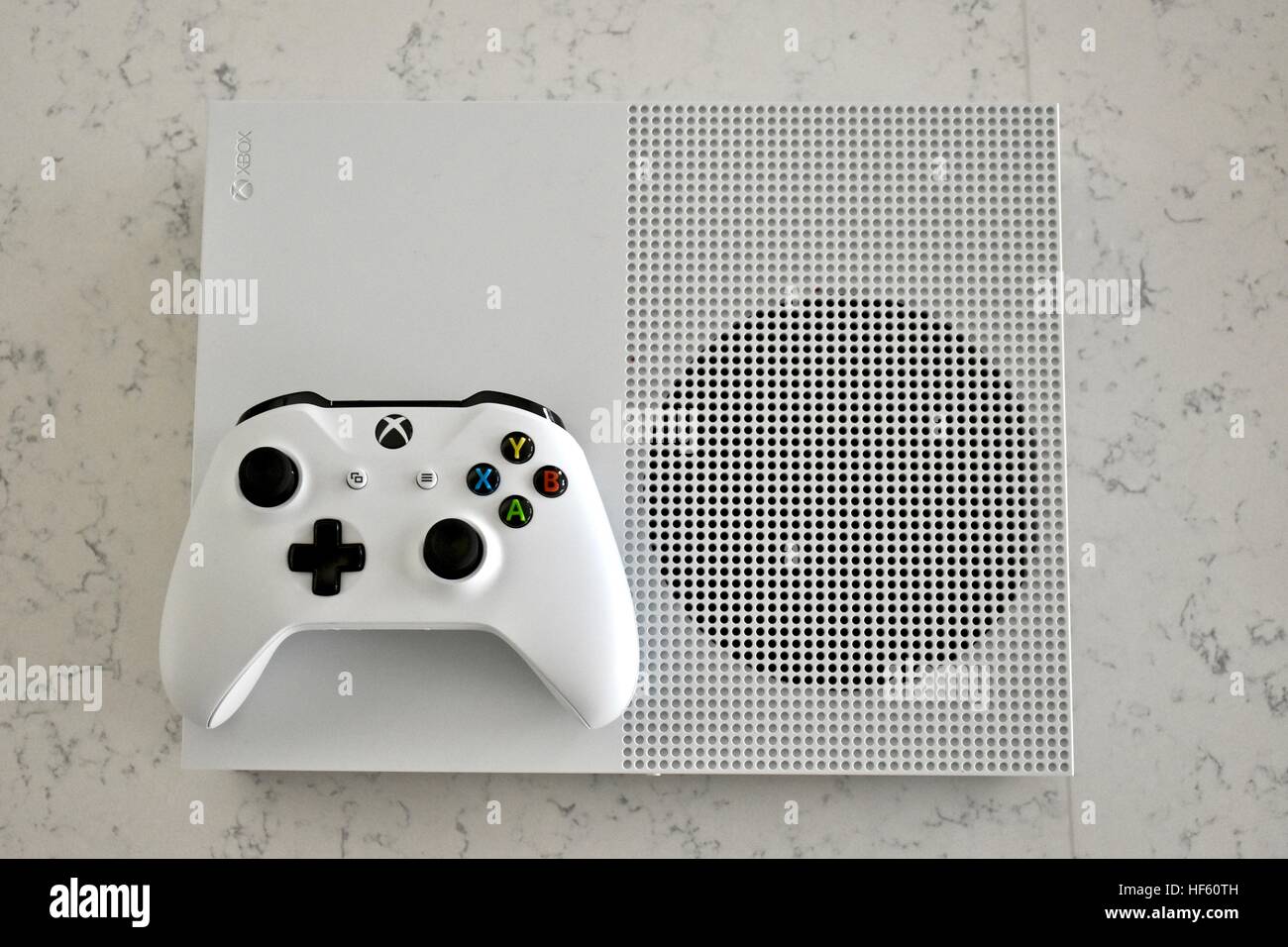 Eine weiße Xbox One S auf weißem Marmor Hintergrund angezeigt Stockfoto