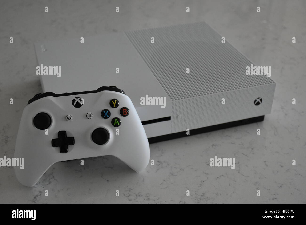 Eine weiße Xbox One S auf weißem Marmor Hintergrund angezeigt Stockfoto
