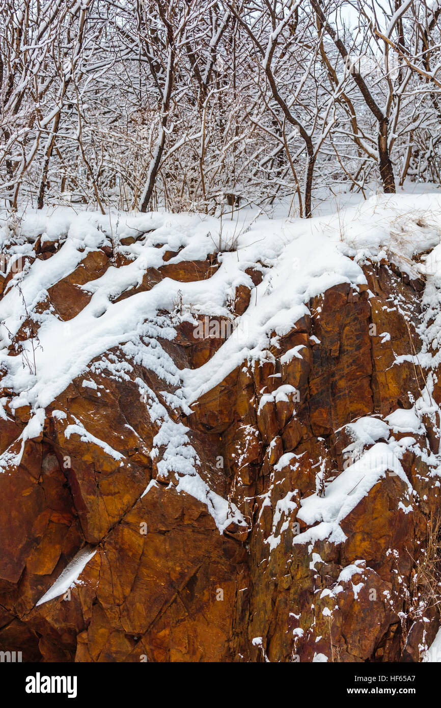 Wisconsin roten Granitfelsen und Wälder mit Dezember Schnee. Stockfoto