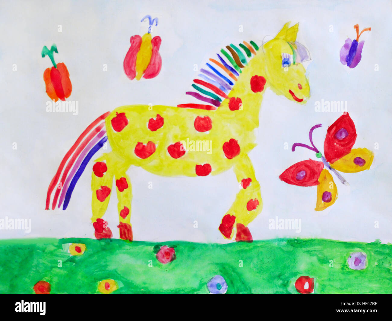 mehrfarbige kindliche Zeichnung mit lustigen Pferd auf der Wiese mit Schmetterlingen Stockfoto