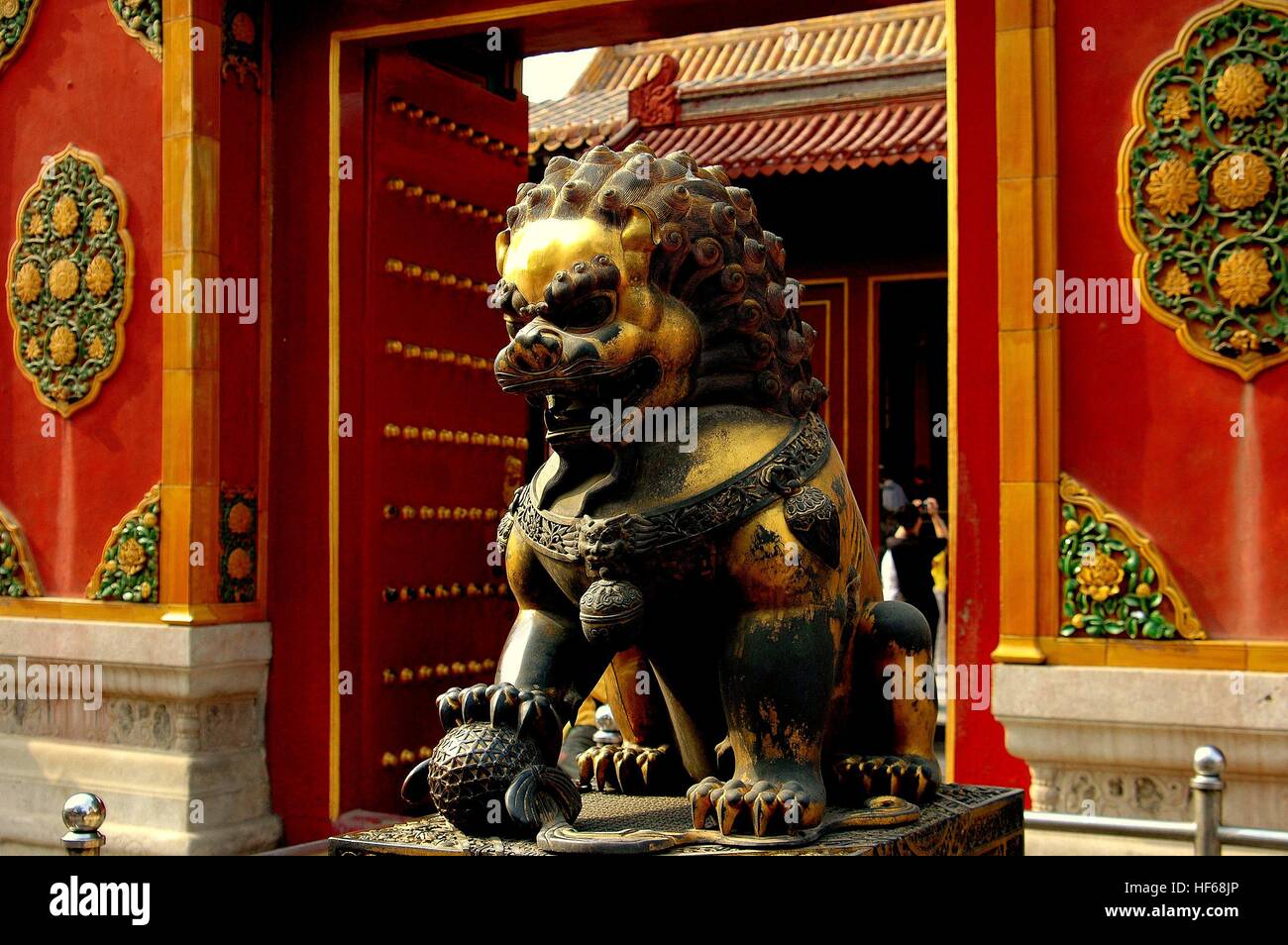 Beijing, China - 2. Mai 2005: Ein vergoldeter Bronze Löwe bewacht ein Tor im Palazzo Chang Chung in der verbotenen Stadt Stockfoto