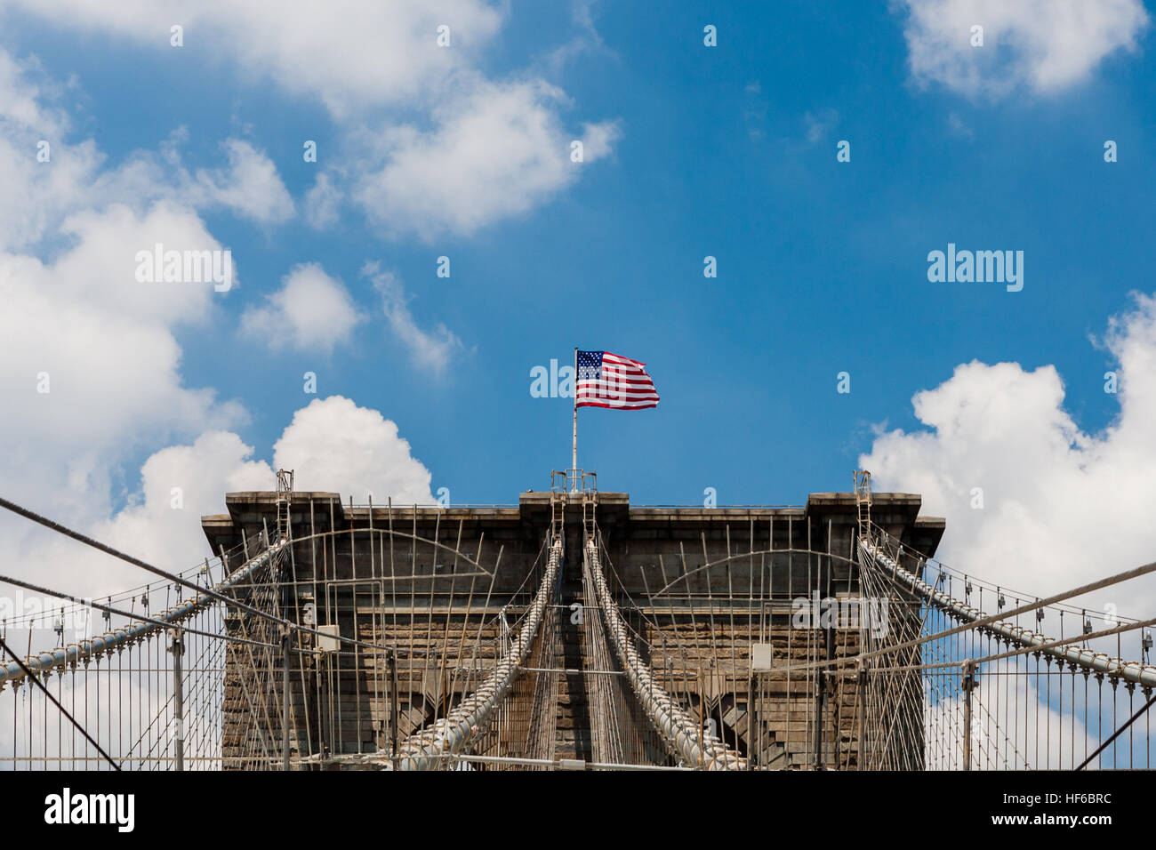 Die Brooklyn Bridge ist eine Straßenbrücke in New York City und ist eine der ältesten Hängebrücken in den Vereinigten Staaten. Im Jahre 1883 abgeschlossen, es verbindet die Stockfoto