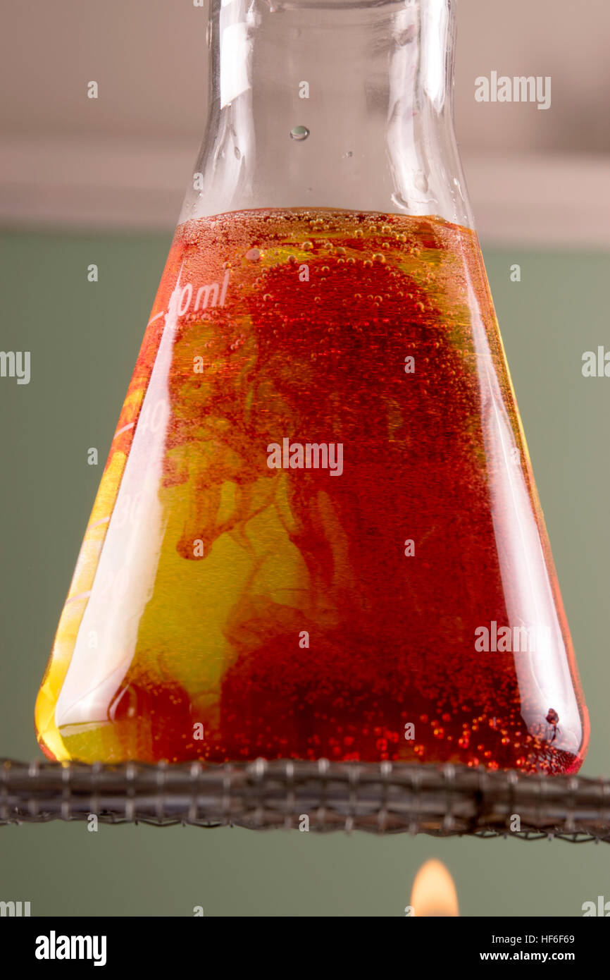 Chemie-Kolben mit kochendem rote und gelbe Chemie Stockfoto