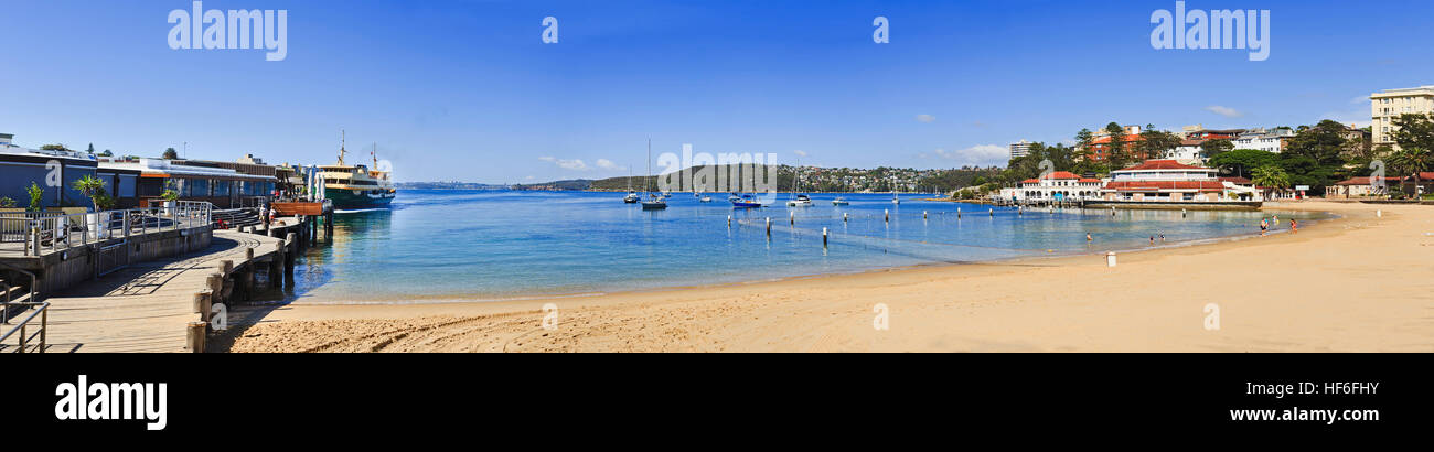 Entspannendes Sonnenbaden Menschen am Manly Beach, geschützt mit Hai-Netze in der Bucht zwischen manly Wharf Ferry terminal und Runde Sealife-aquarium Stockfoto
