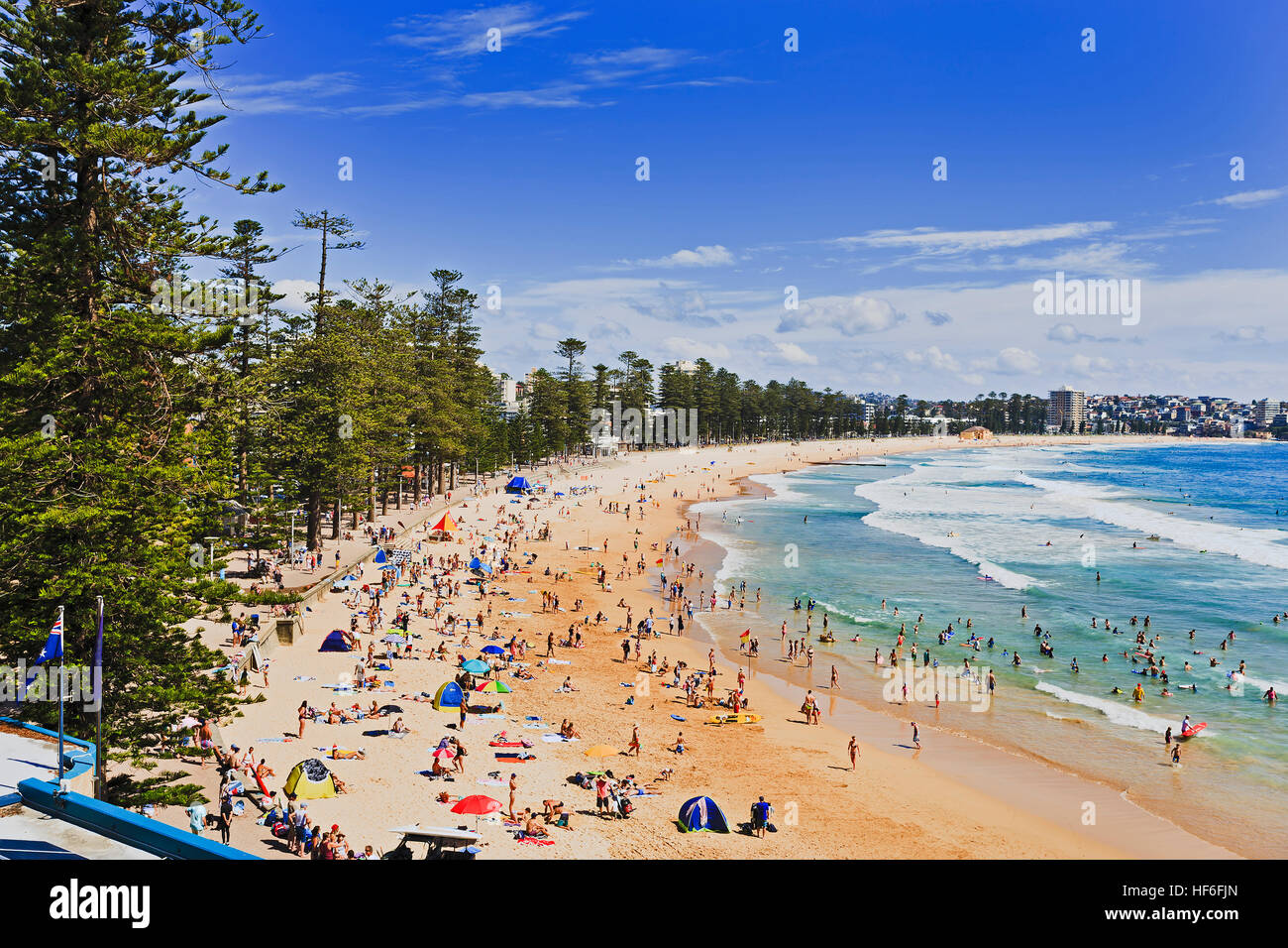 Sydney Nordstrände wichtigsten Manly Beach mit Blick auf Pazifischen Ozean an einem sonnigen Sommertag mit Menge von Touristen und Strandbesucher entspannen und Surfen. Stockfoto