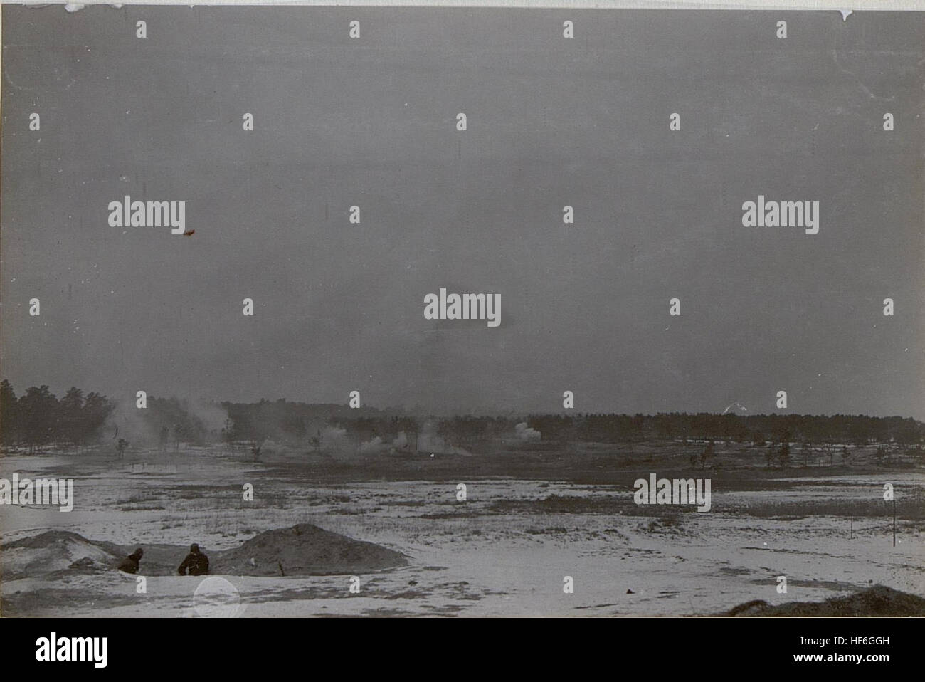 Ein Foto aus dem Ersten Weltkrieg, das einen Angriffskurs mit Artilleriebeschuss darstellt, bekannt als „Drumfire with 14“. Das Bild zeigt militärische Operationen, Artilleriestrategie und die Zerstörung des Schlachtfeldes während des Konflikts. Stockfoto