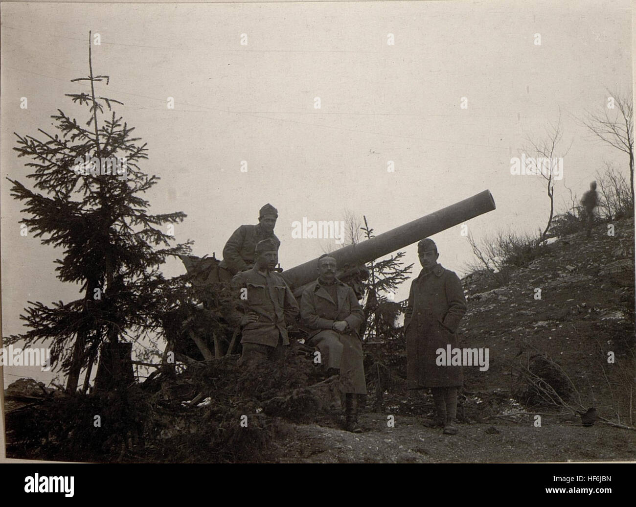 Schwere Artillerie am Col di Baio, erster Weltkrieg, Europeana Collection, Militärgeschichte, Artillerie im Kampf, Frontlinien des Ersten Weltkriegs, italienische Front, historisches Europa, europäischer Krieg, Militärfotografie, Krieg in den Alpen, Kriegsartillerie, Soldatenleben, historisches Foto, Artilleriebatterien, Militärarchiv, Artillerie aus dem Ersten Weltkrieg, Militäreinsatz, italienische Soldaten, Fotos aus dem Ersten Weltkrieg, europäischer Konflikt, Kampfzone, Kriegsgeschichte, Militärfotos, europäische Schlachten, Soldatenfotos, historische Kampfhandlungen, Artilleriefeuer, Archive des Ersten Weltkriegs, Fotos auf dem Schlachtfeld, Krieg in den Alpen Stockfoto