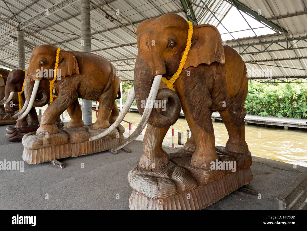 Keramische Statuen von Elefanten in voller Größe auf eine Flusskreuzfahrt-terminal in der Nähe von die schwimmenden Märkte von Bangkok, Thailand Stockfoto