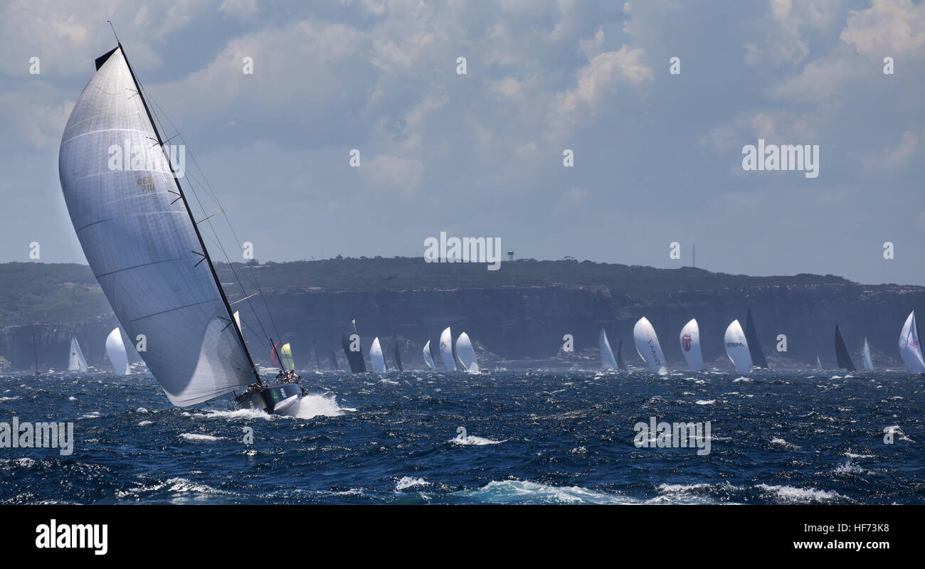 SYDNEY, Australien - Dezember 26,2016: Yachten Rennen entlang der Küste in der jährlichen Sydney-Hobart-Regatta. "Tolle Rennen" ist sehr beliebt bei Syd Stockfoto