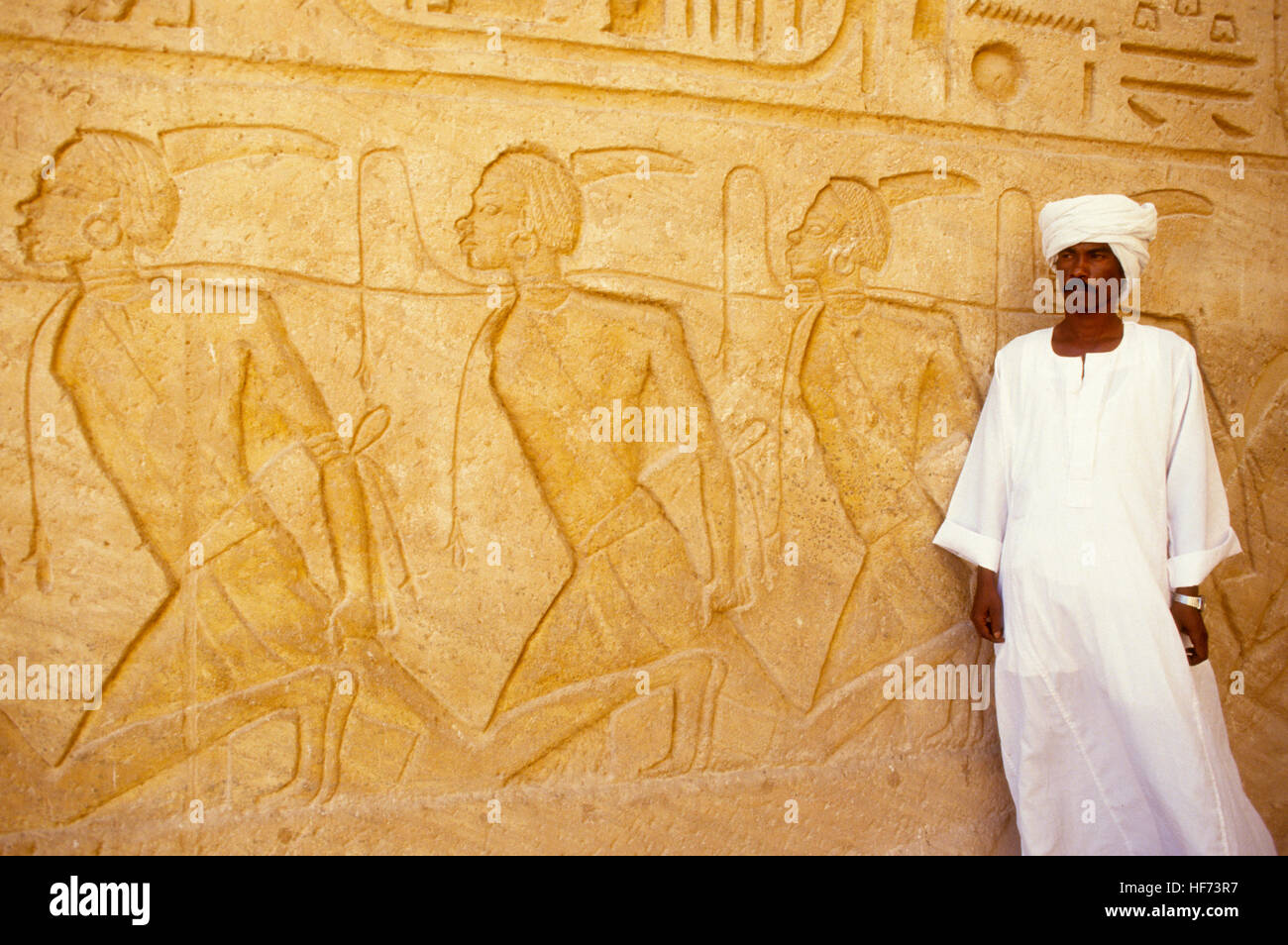 ABU SIMBEL Tempel Ägypten 1999 Beamter des Reliefs wo die Könige der Falke anbeten leitete Ra-harakhti Stockfoto