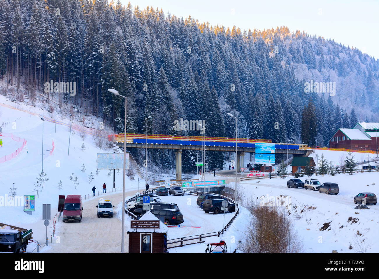Ski- und Erholungsgebiet in den Bergen im winter Stockfoto