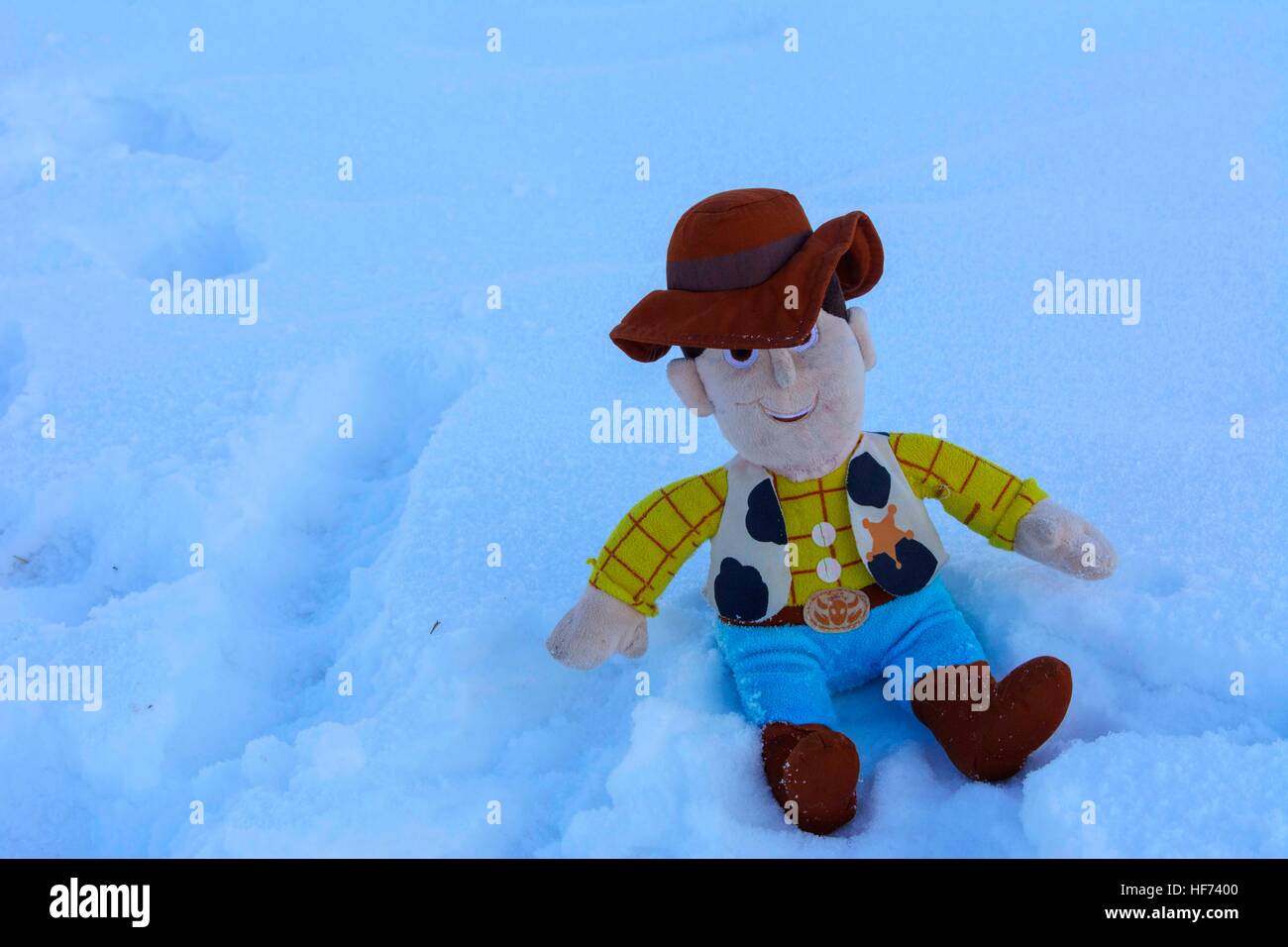 Plüsch-Spielzeug für Kinder auf dem weißen Schnee ist eine Stockfoto