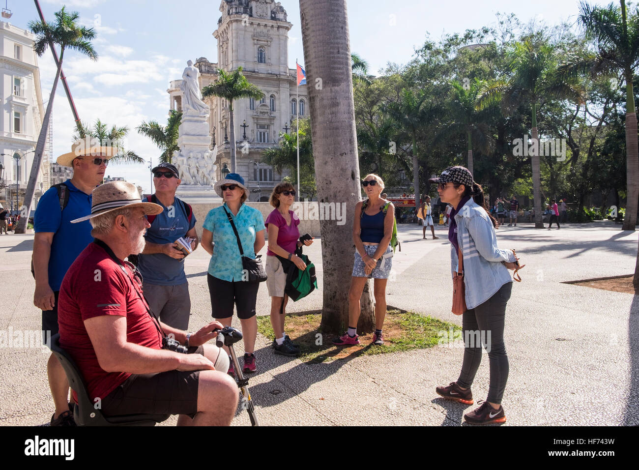 Reisegruppe mit Guide im Psarque Central, Central Park, La Havanna, Kuba. Stockfoto
