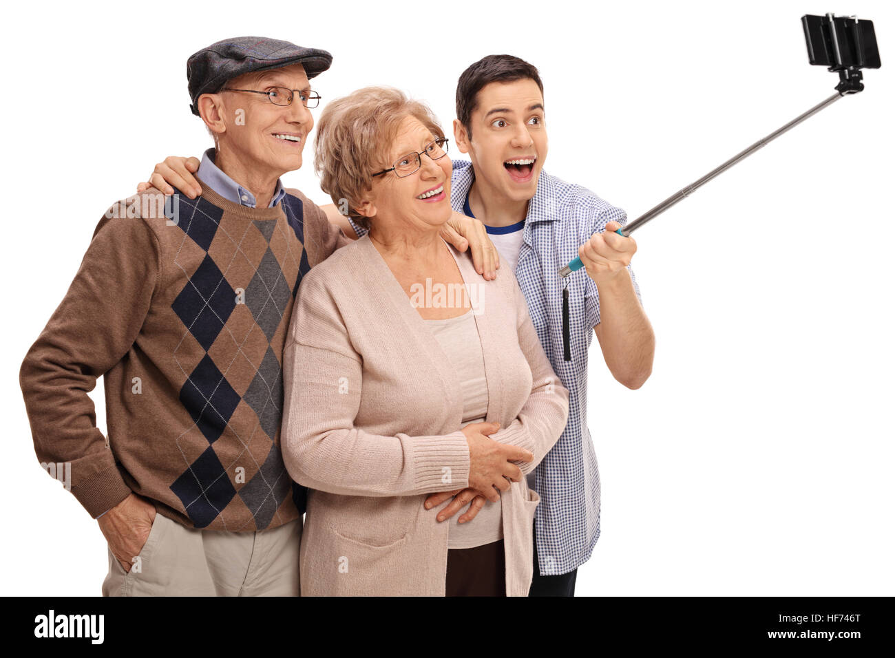 Fröhliche Senioren und ein junger Mann nimmt ein Selbstporträt mit einem Stock isoliert auf weißem Hintergrund Stockfoto