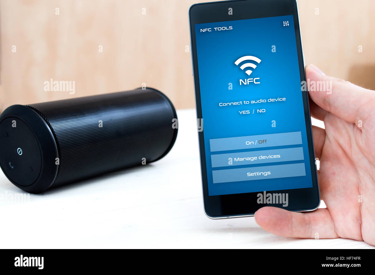 Mittels NFC-Anwendung auf Smartphone mit Wireless-audio-Gerät zu verbinden. Stockfoto