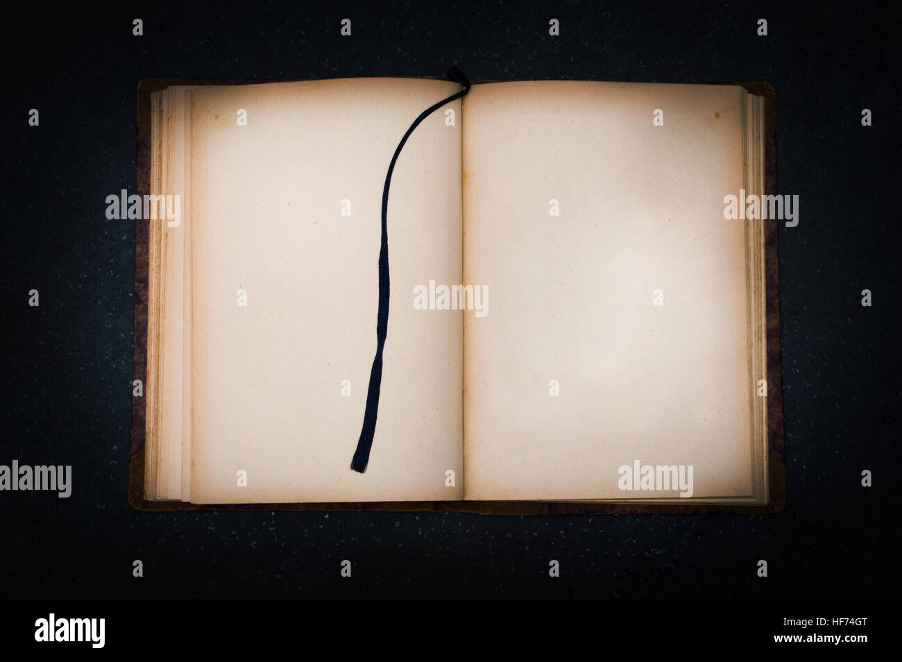 Altes Buch auf schwarzem Stein mit leeren Seite für Ihren text Stockfoto