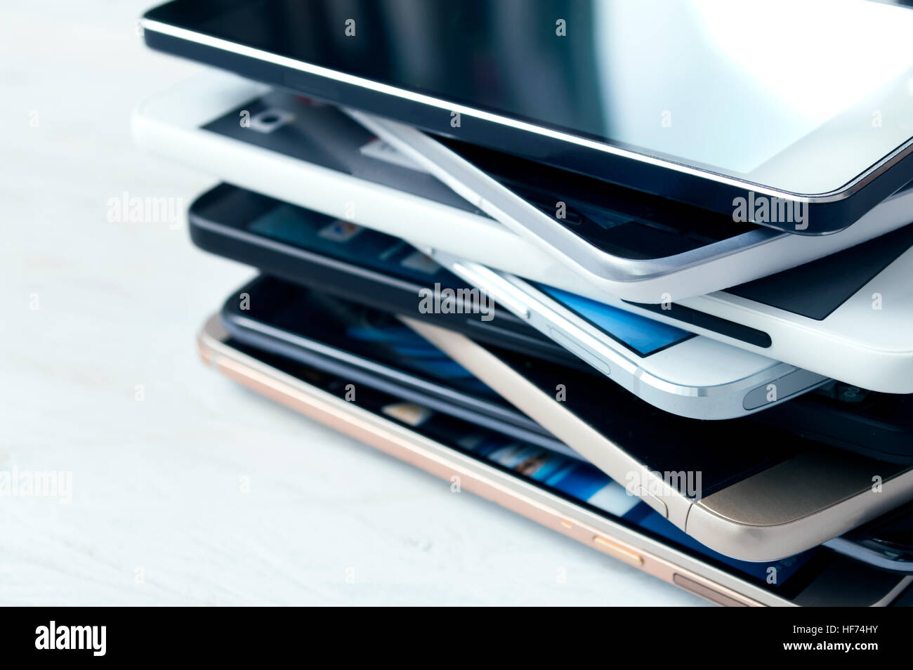 Stapel von High-End-Smartphones auf weißen Schreibtisch aus Holz Stockfoto