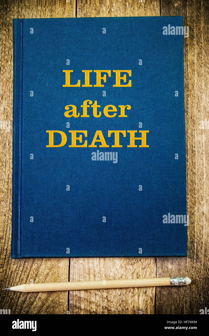 Notebook mit Inschrift Leben nach dem Tod auf Holz Stockfoto